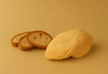 foie gras cru éveiné disposé à côté de 3 tranches de pains